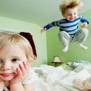 آشنایی با علائم و نشانه‌های بیش فعالی در کودکان و نوزادان